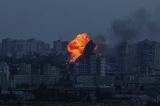 Attaques sur Kiev vendredi. KEYSTONE/AP/Evgeniy Maloletka